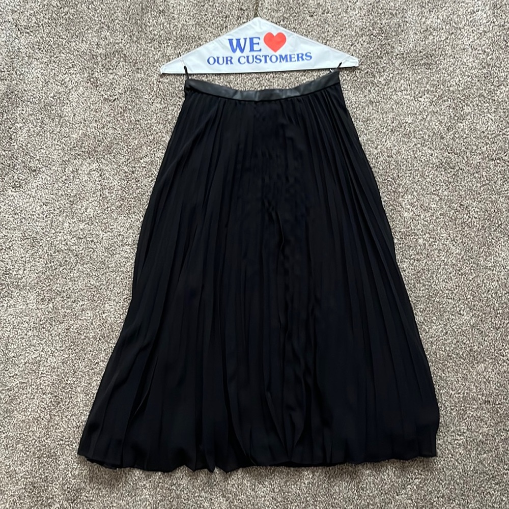 Banana Republic black pleated skirt